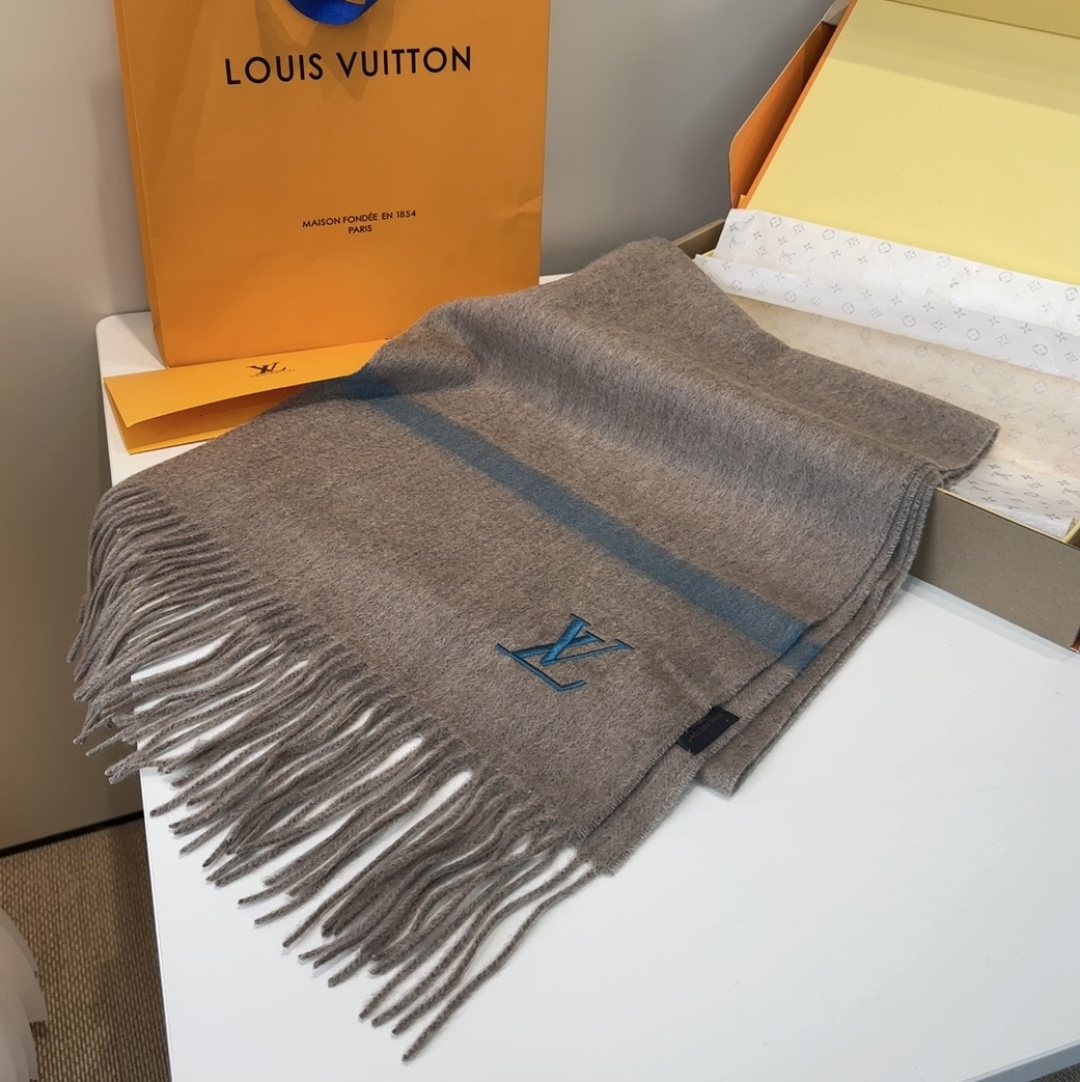 Lv围巾❗️好看的要疯掉了，太有型太有魅力了❗️❗️非常斯文时尚的秋冬单品！真的很喜欢，非常Classi