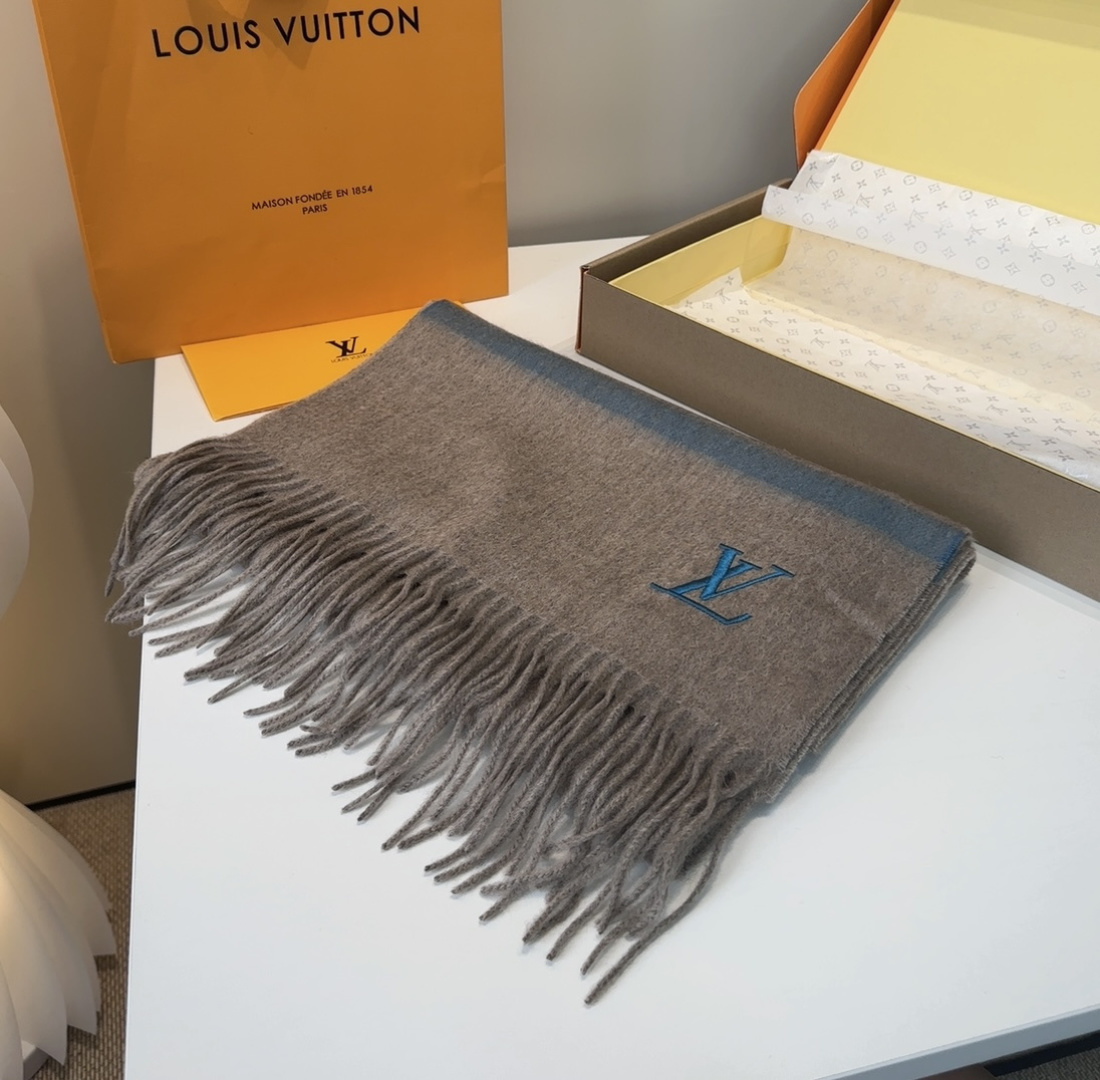 Lv围巾❗️好看的要疯掉了，太有型太有魅力了❗️❗️非常斯文时尚的秋冬单品！真的很喜欢，非常Classi