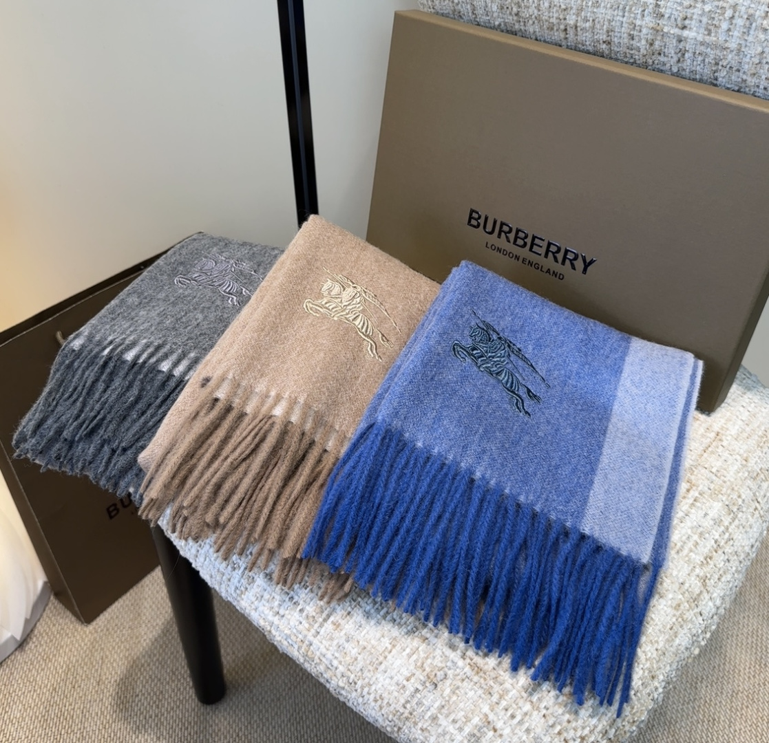 Burberry · 巴宝莉围巾❗️好看的要疯掉了，太有型太有魅力了❗️❗️非常斯文时尚的秋冬单品！真的