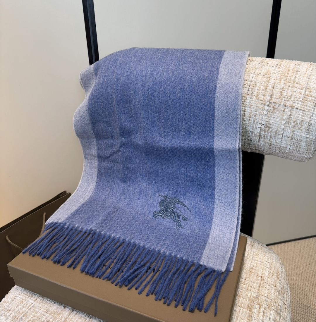 Burberry · 巴宝莉围巾❗️好看的要疯掉了，太有型太有魅力了❗️❗️非常斯文时尚的秋冬单品！真的