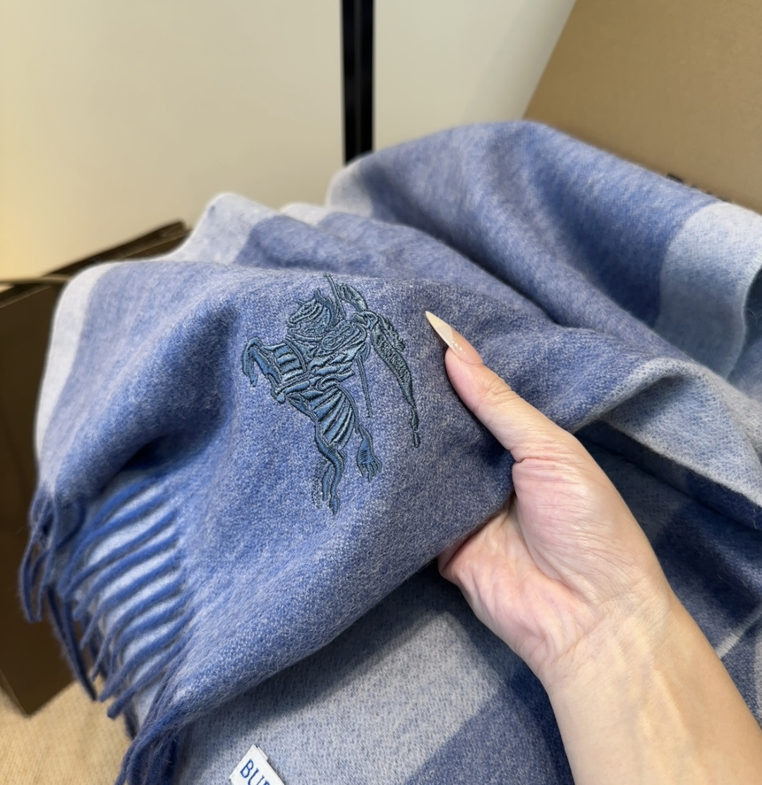 Burberry · 巴宝莉围巾❗️好看的要疯掉了，太有型太有魅力了❗️❗️非常斯文时尚的秋冬单品！真的