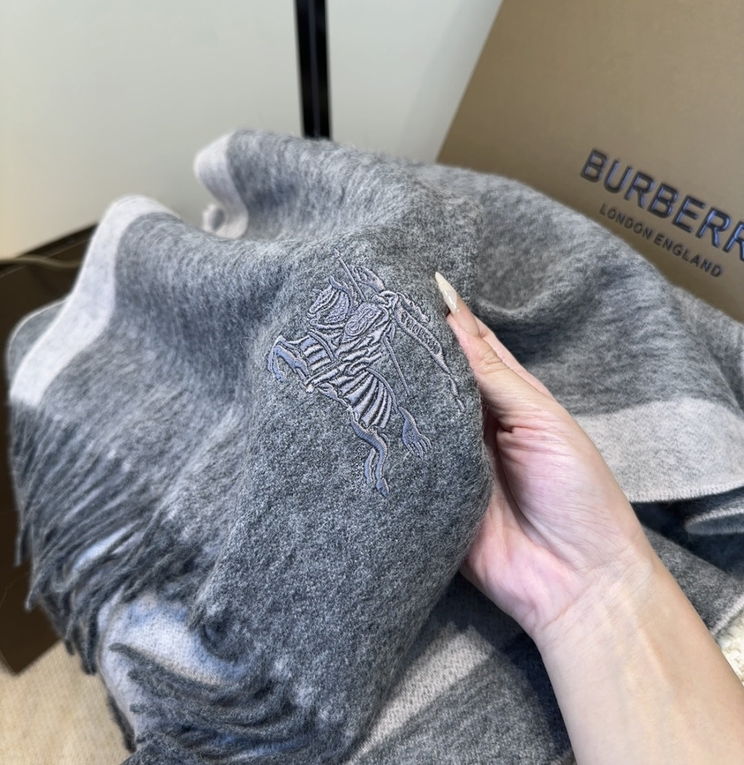 Burberry · 巴宝莉围巾❗️好看的要疯掉了，太有型太有魅力了❗️❗️非常斯文时尚的秋冬单品！真的