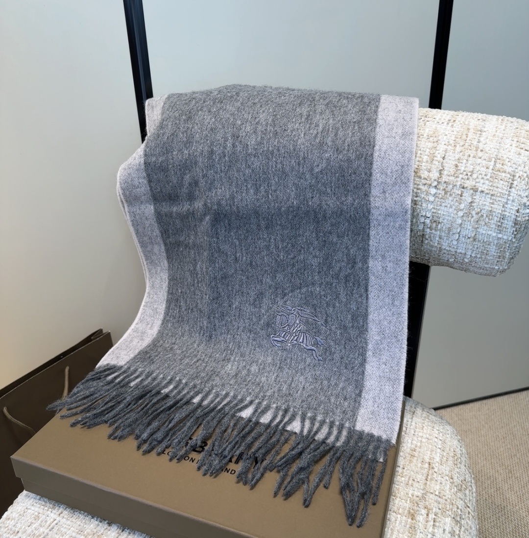 Burberry · 巴宝莉围巾❗️好看的要疯掉了，太有型太有魅力了❗️❗️非常斯文时尚的秋冬单品！真的