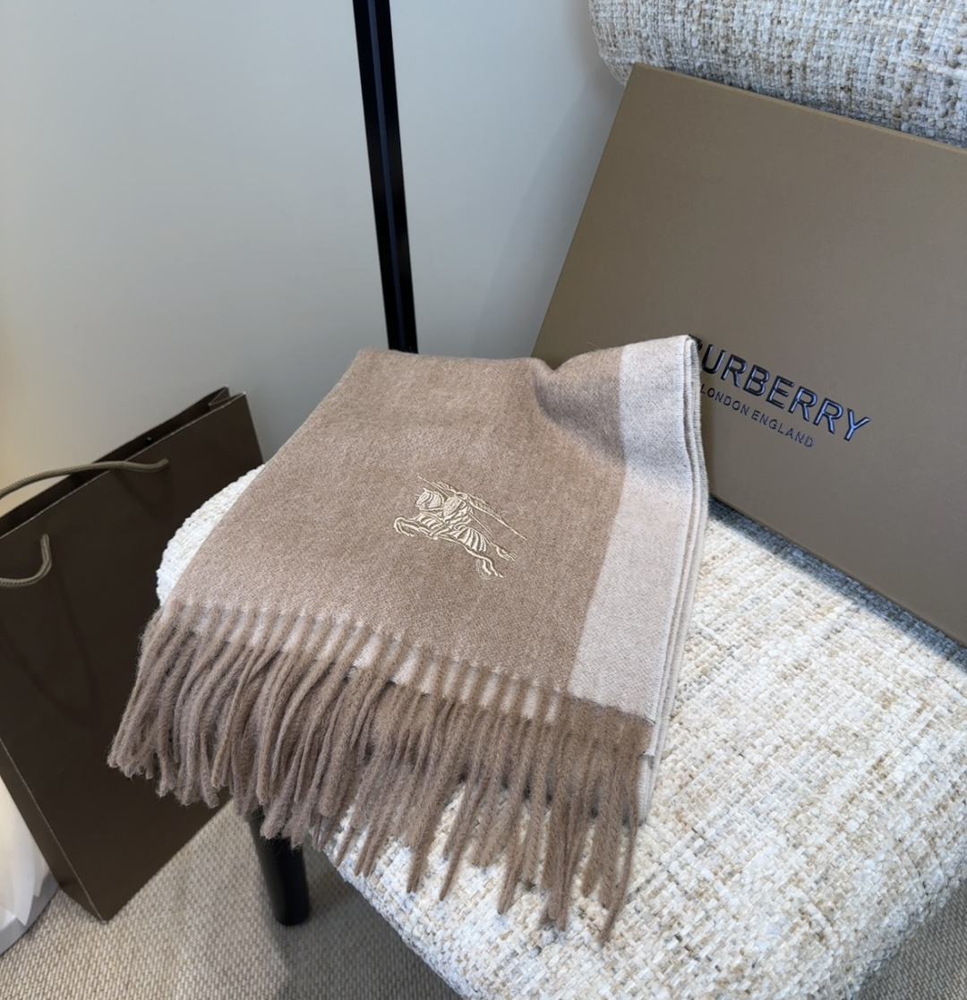 Burberry · 巴宝莉围巾❗️好看的要疯掉了，太有型太有魅力了❗️❗️非常斯文时尚的秋冬单品！真的