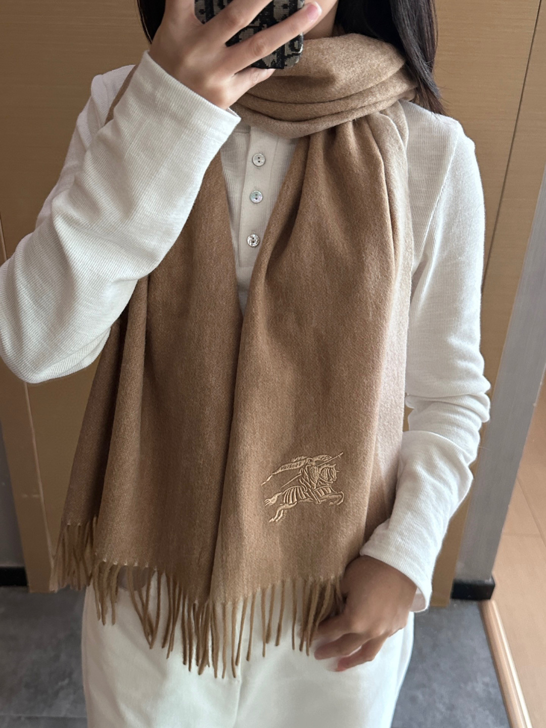 NO:663242,Burberry · Burberry scarf is so beautiful that it’s so stylish and charming. It’s a very elegant and fashionable autumn and winter item!  I really like it, it’s a very classic men’s design. The men’s items are small but refined, and the feel is really amazing. The effect on the upper body is really good, no matter how you wear it, it looks good!  !  This style is really worth buying with your eyes closed, and it can be easily worn by any age group!  !  !  30*180cm high version scarf, high version scarf, burberry, burberry19860909Burberry · 巴宝莉围巾好看的要疯掉了,太有型太有魅力了非常斯文时尚的秋冬单品！真的很喜欢,非常Classical的男款设计.男人的东西少而精手感真的绝了上身效果真的随便怎么围都好看！！这种款式真的闭着眼买,任何年龄层都轻松驾驭！！！30*180cm高版本围巾,高版本围巾,burberry,burberry,scarf