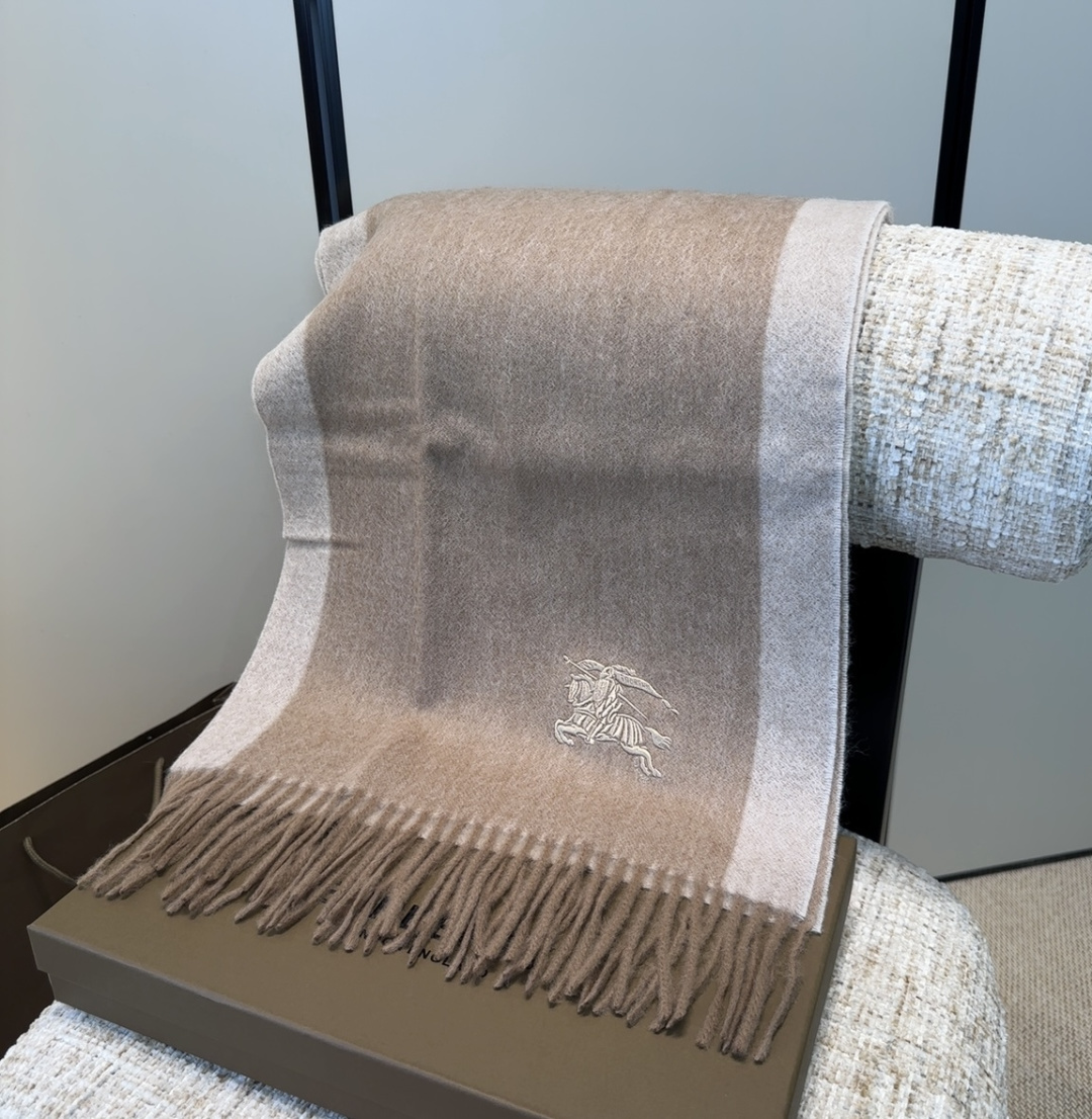 Burberry · 巴宝莉围巾❗️好看的要疯掉了，太有型太有魅力了❗️❗️非常斯文时尚的秋冬单品！真的