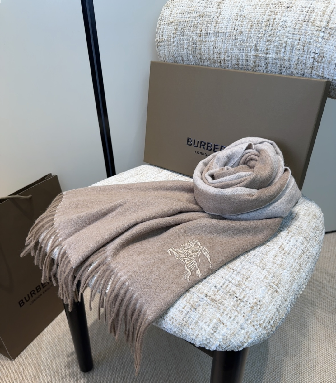Burberry · 巴宝莉围巾❗️好看的要疯掉了，太有型太有魅力了❗️❗️非常斯文时尚的秋冬单品！真的