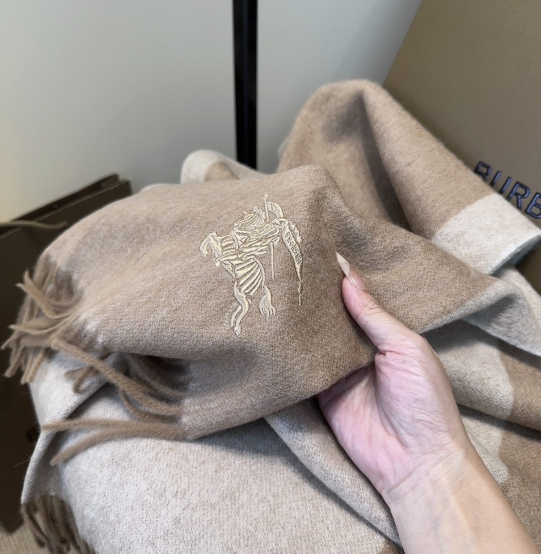 Burberry · 巴宝莉围巾❗️好看的要疯掉了，太有型太有魅力了❗️❗️非常斯文时尚的秋冬单品！真的