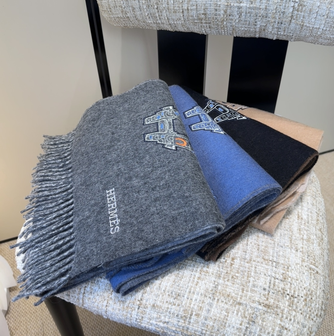 2025爱马仕官网同步，难得一见的温柔配色，低调又不失优雅❗️】重点推荐❗️双边配色，一条围巾两种风格搭