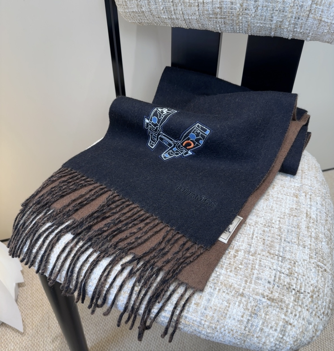 2025爱马仕官网同步，难得一见的温柔配色，低调又不失优雅❗️】重点推荐❗️双边配色，一条围巾两种风格搭