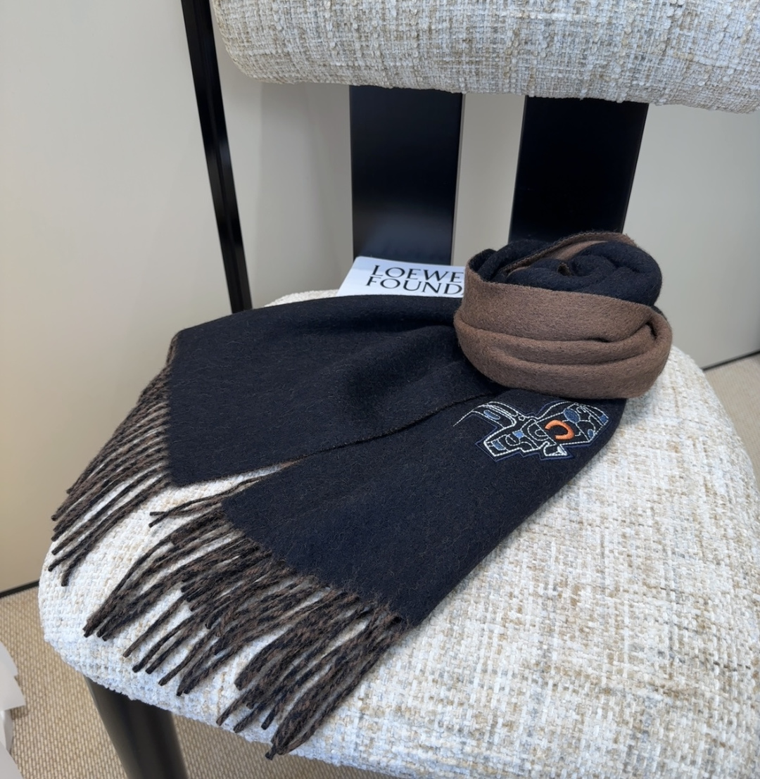 2025爱马仕官网同步，难得一见的温柔配色，低调又不失优雅❗️】重点推荐❗️双边配色，一条围巾两种风格搭