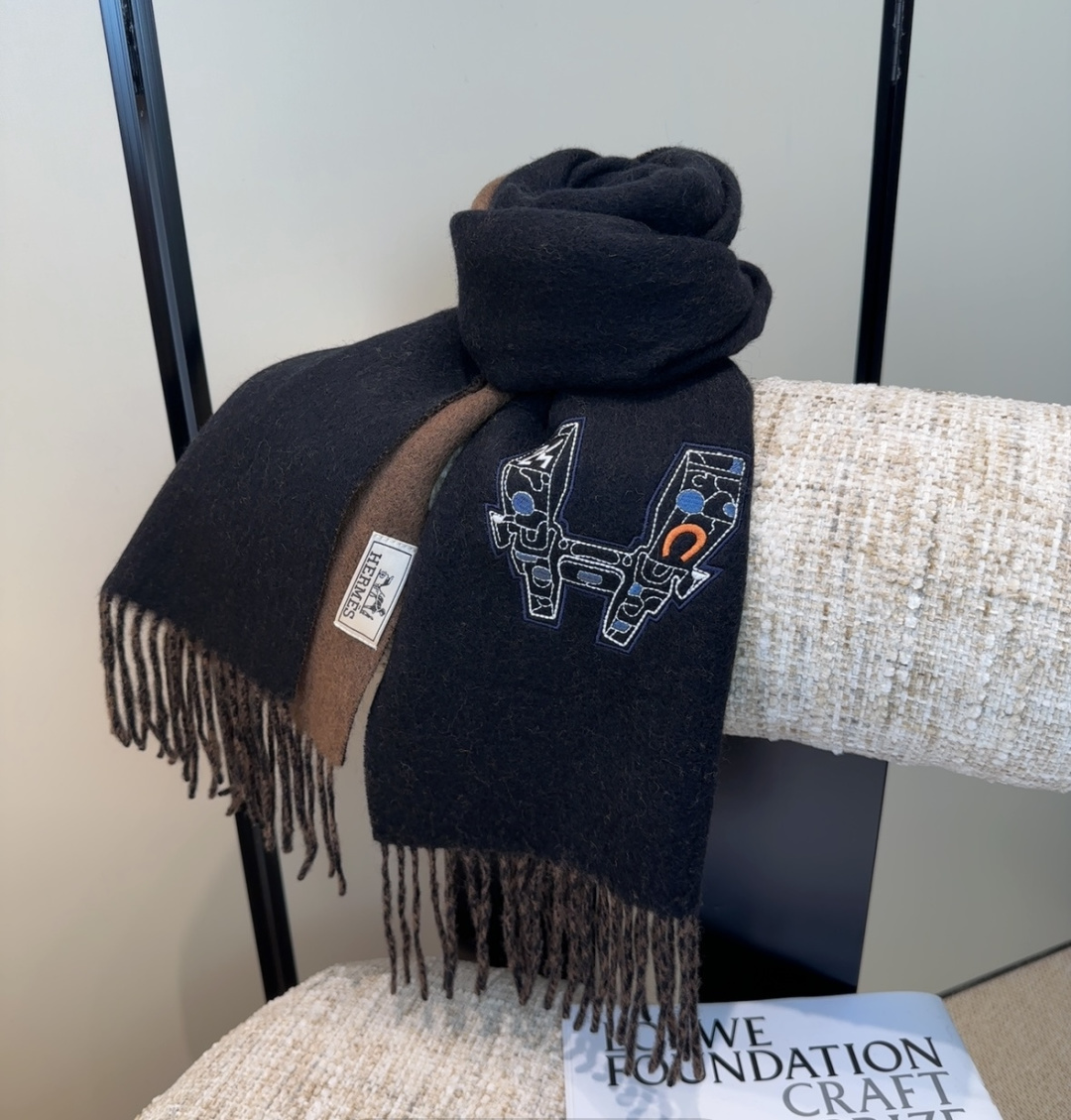 2025爱马仕官网同步，难得一见的温柔配色，低调又不失优雅❗️】重点推荐❗️双边配色，一条围巾两种风格搭