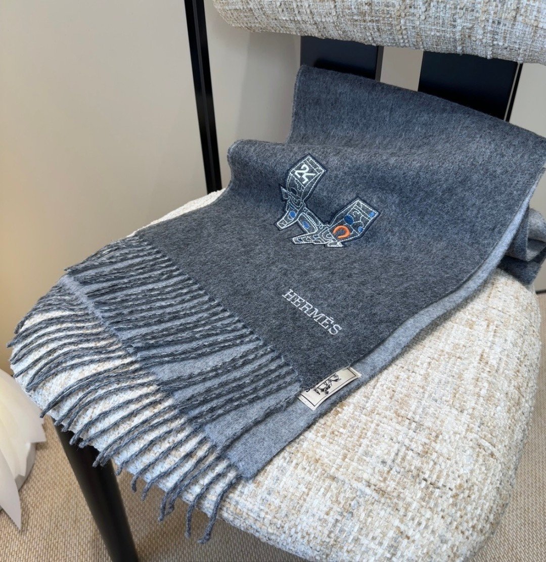 2025爱马仕官网同步，难得一见的温柔配色，低调又不失优雅❗️】重点推荐❗️双边配色，一条围巾两种风格搭