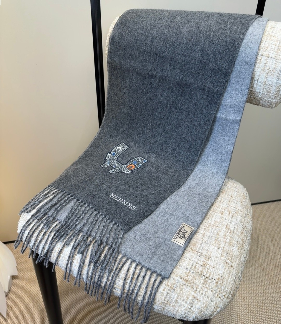 2025爱马仕官网同步，难得一见的温柔配色，低调又不失优雅❗️】重点推荐❗️双边配色，一条围巾两种风格搭