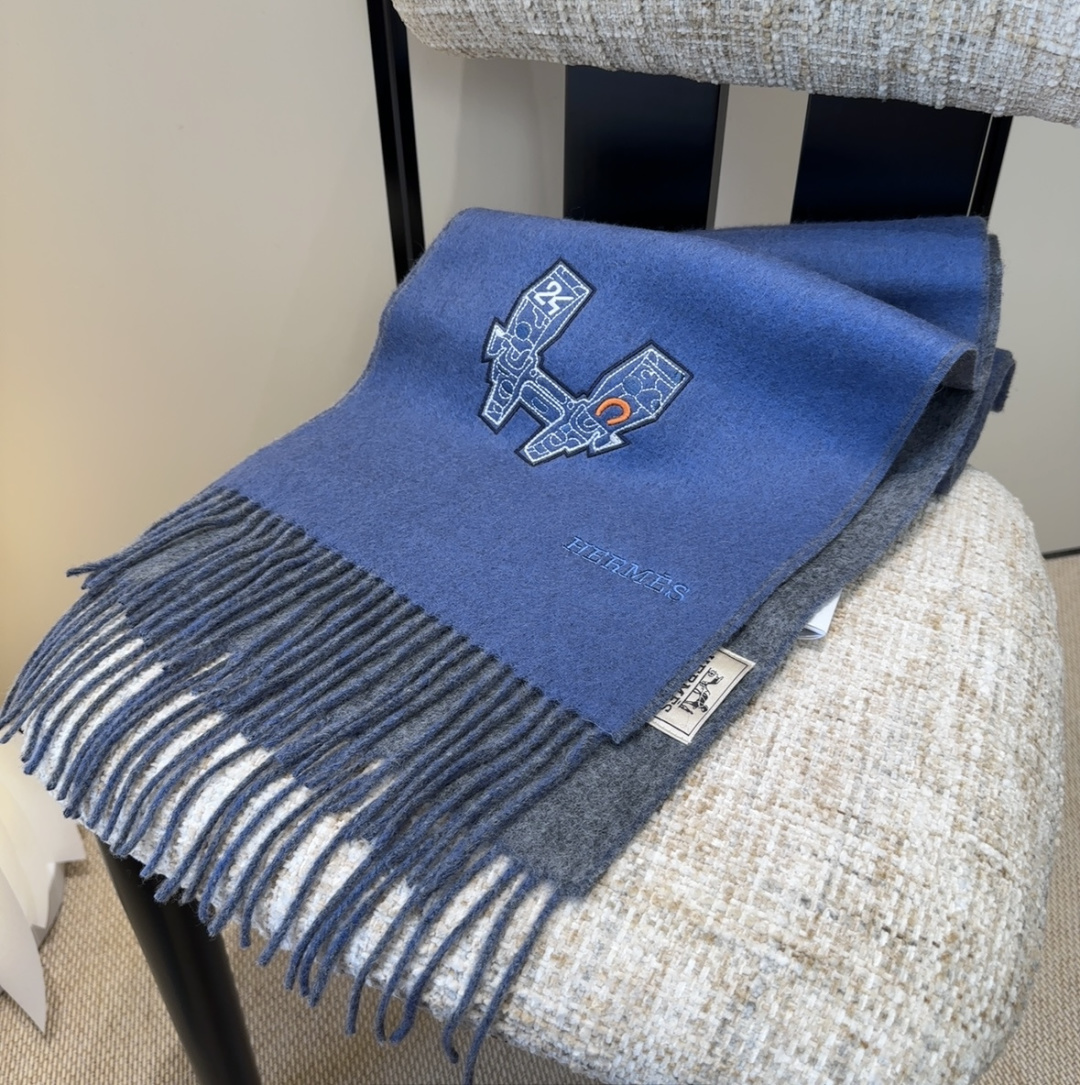 2025爱马仕官网同步，难得一见的温柔配色，低调又不失优雅❗️】重点推荐❗️双边配色，一条围巾两种风格搭