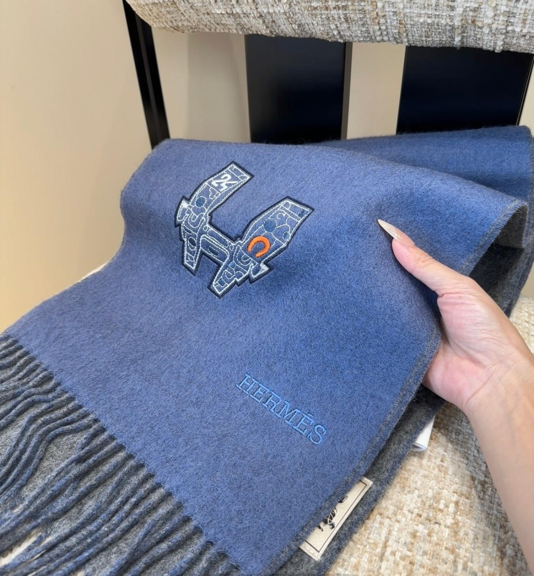 2025爱马仕官网同步，难得一见的温柔配色，低调又不失优雅❗️】重点推荐❗️双边配色，一条围巾两种风格搭