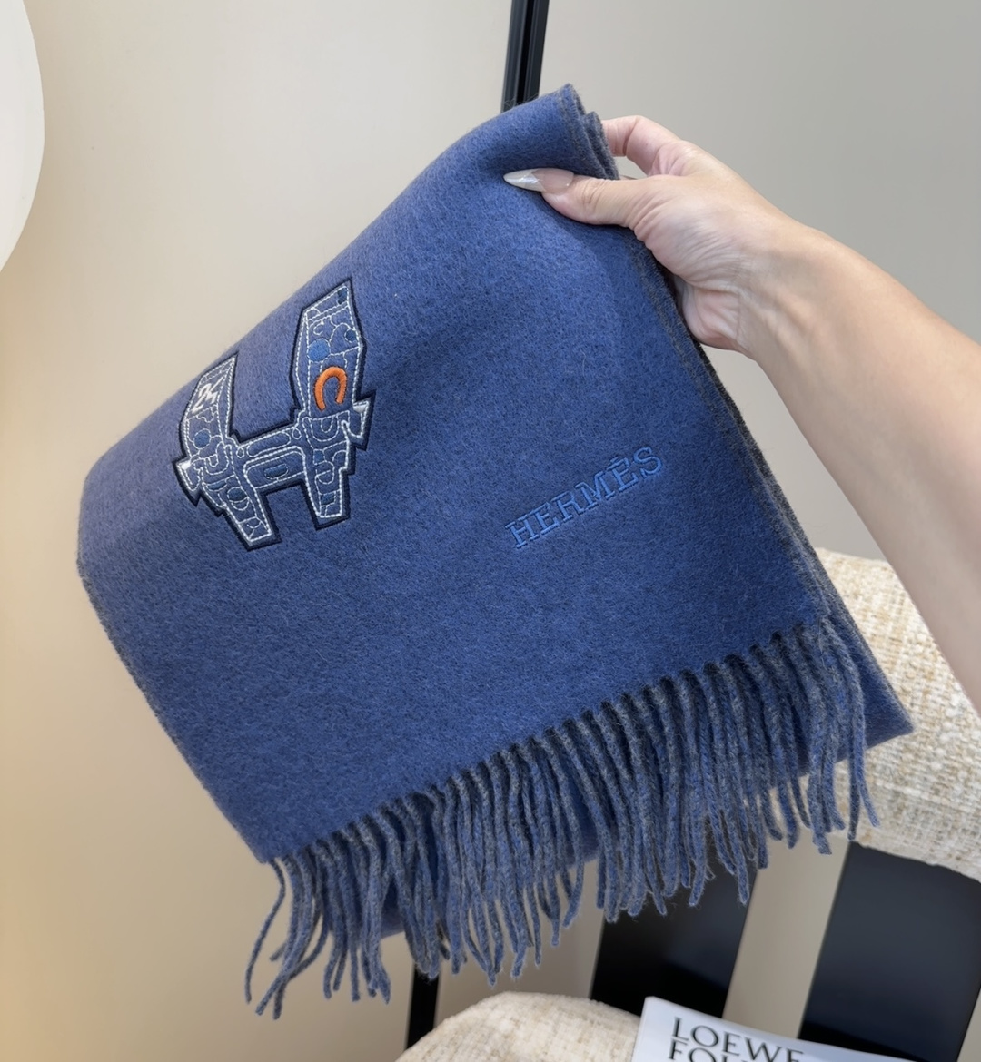 2025爱马仕官网同步，难得一见的温柔配色，低调又不失优雅❗️】重点推荐❗️双边配色，一条围巾两种风格搭