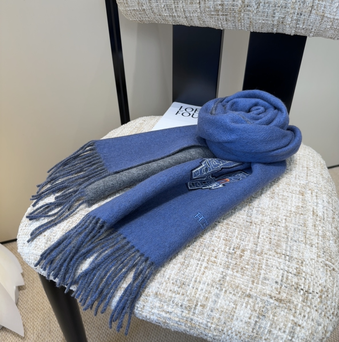 2025爱马仕官网同步，难得一见的温柔配色，低调又不失优雅❗️】重点推荐❗️双边配色，一条围巾两种风格搭