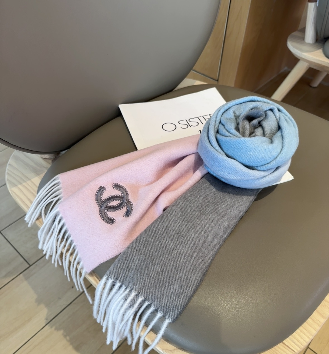 【▪香奈儿· 难得一见的温柔配色，超级迷恋❗️气质低调恬静又不失优雅❗️】重点推荐❗️高级舒适时髦气质，