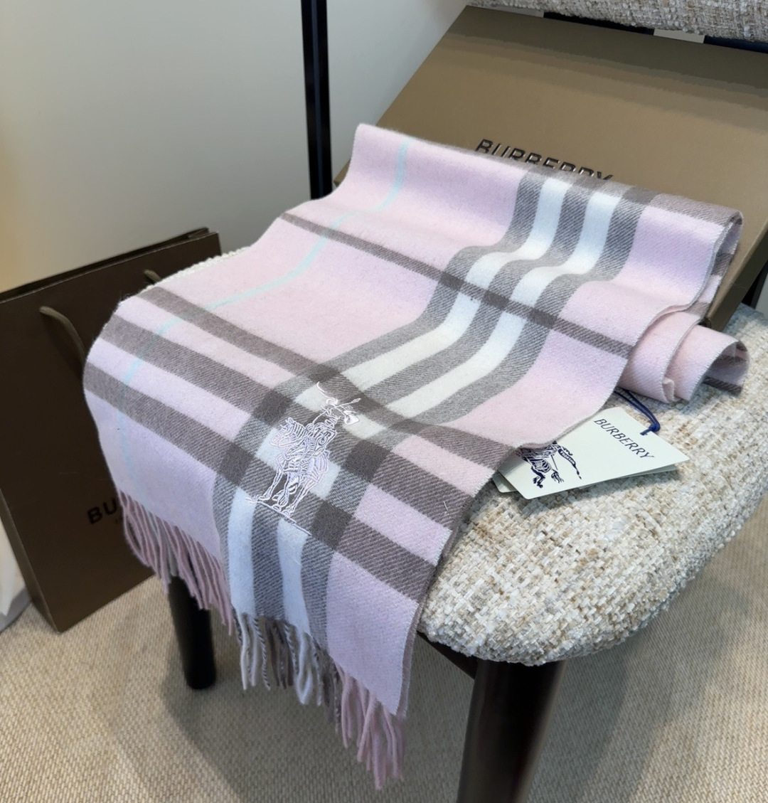 Burberry · 巴宝莉围巾❗️好看的要疯掉了，太有型太有魅力了❗️❗️非常斯文时尚的秋冬单品！真的