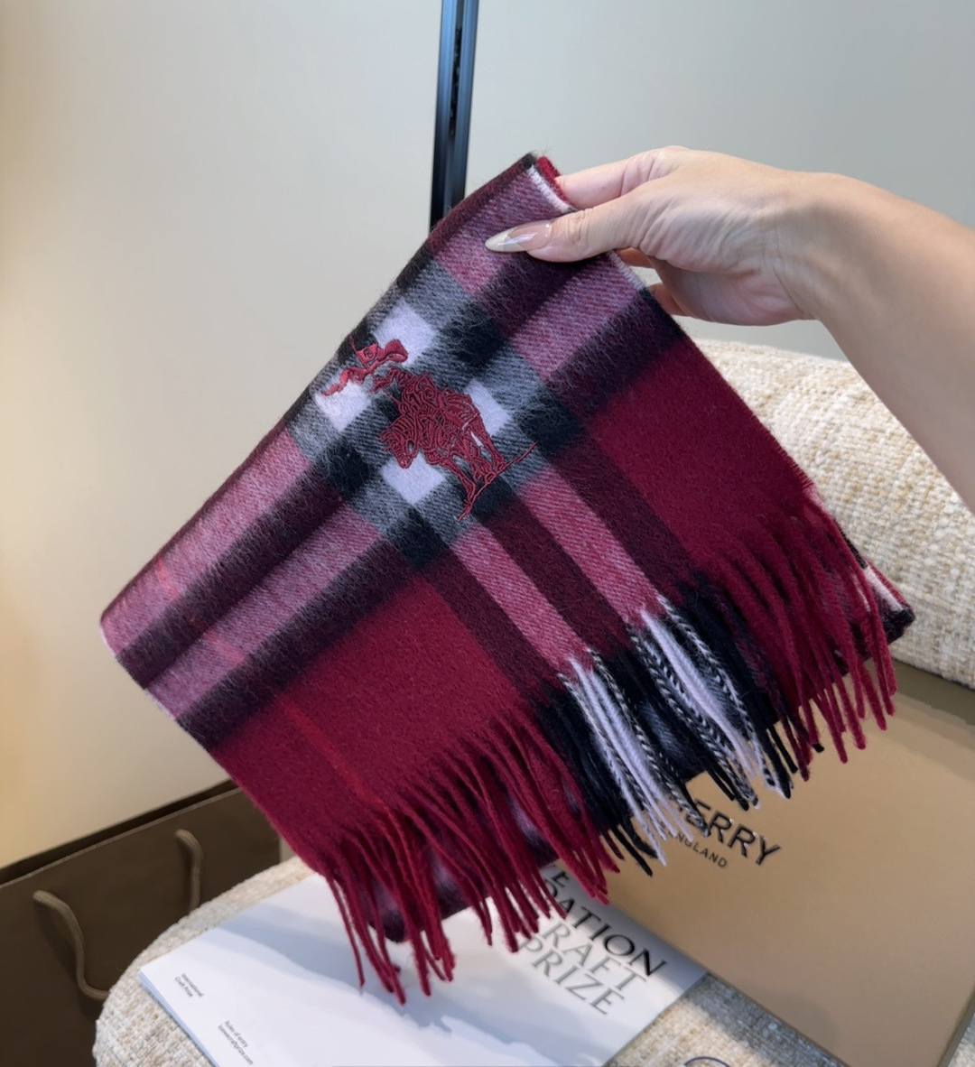 Burberry · 巴宝莉围巾❗️好看的要疯掉了，太有型太有魅力了❗️❗️非常斯文时尚的秋冬单品！真的