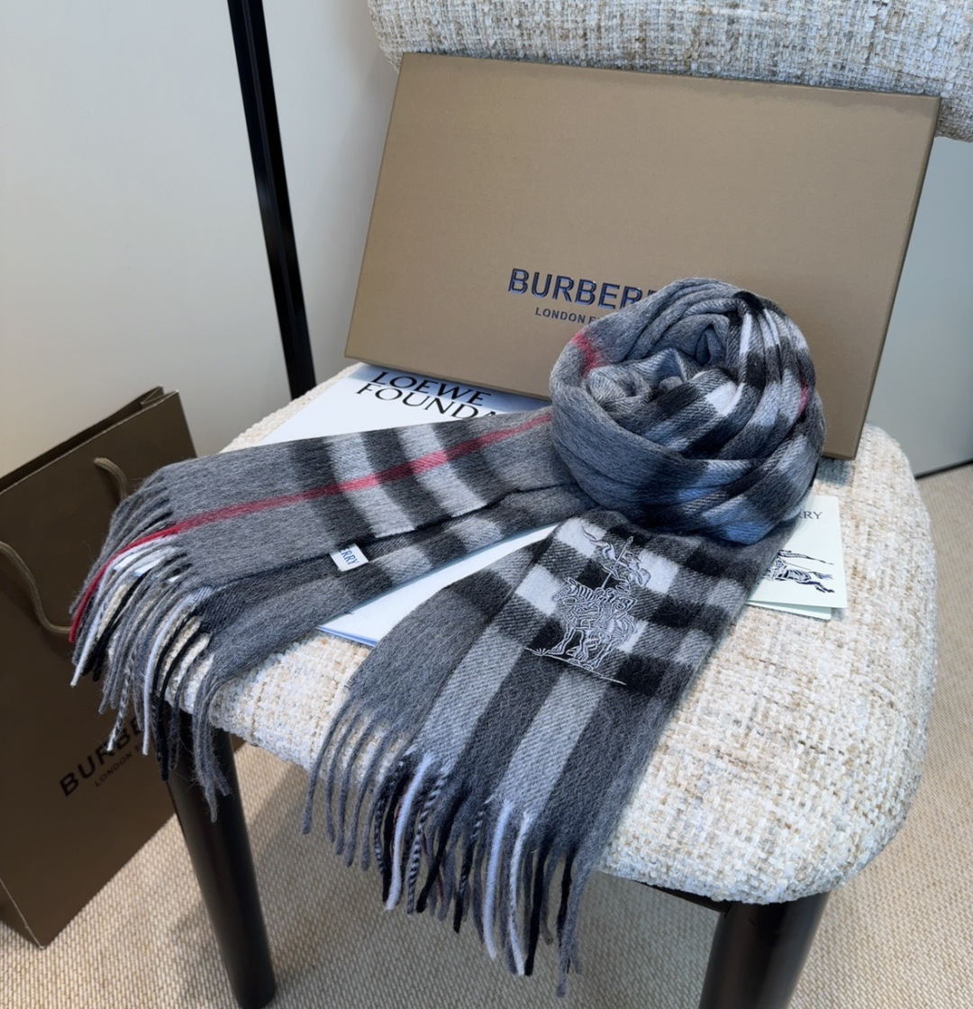 Burberry · 巴宝莉围巾❗️好看的要疯掉了，太有型太有魅力了❗️❗️非常斯文时尚的秋冬单品！真的