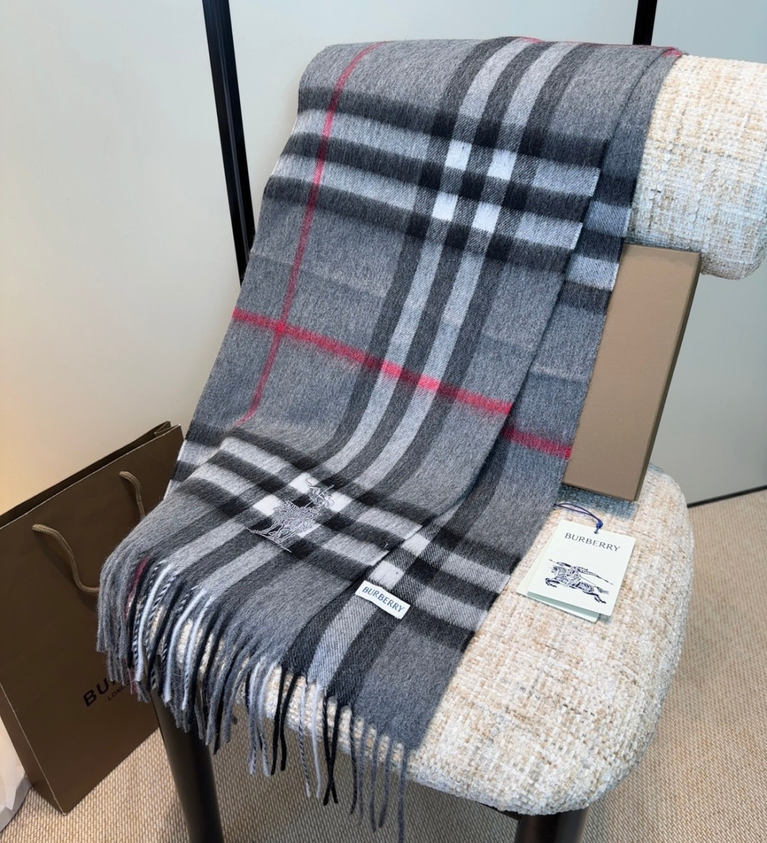 Burberry · 巴宝莉围巾❗️好看的要疯掉了，太有型太有魅力了❗️❗️非常斯文时尚的秋冬单品！真的