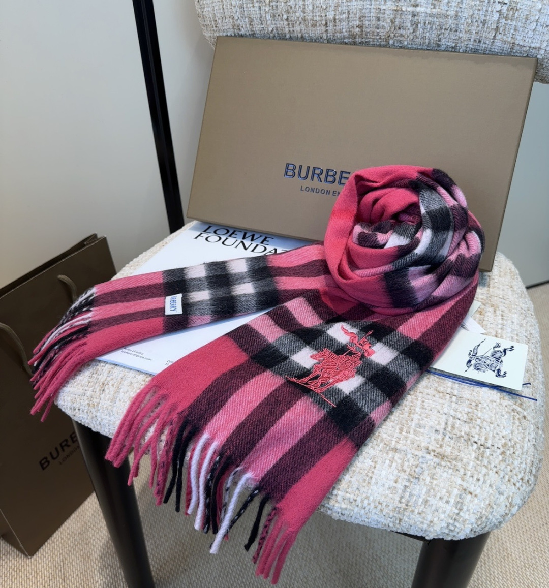 Burberry · 巴宝莉围巾❗️好看的要疯掉了，太有型太有魅力了❗️❗️非常斯文时尚的秋冬单品！真的