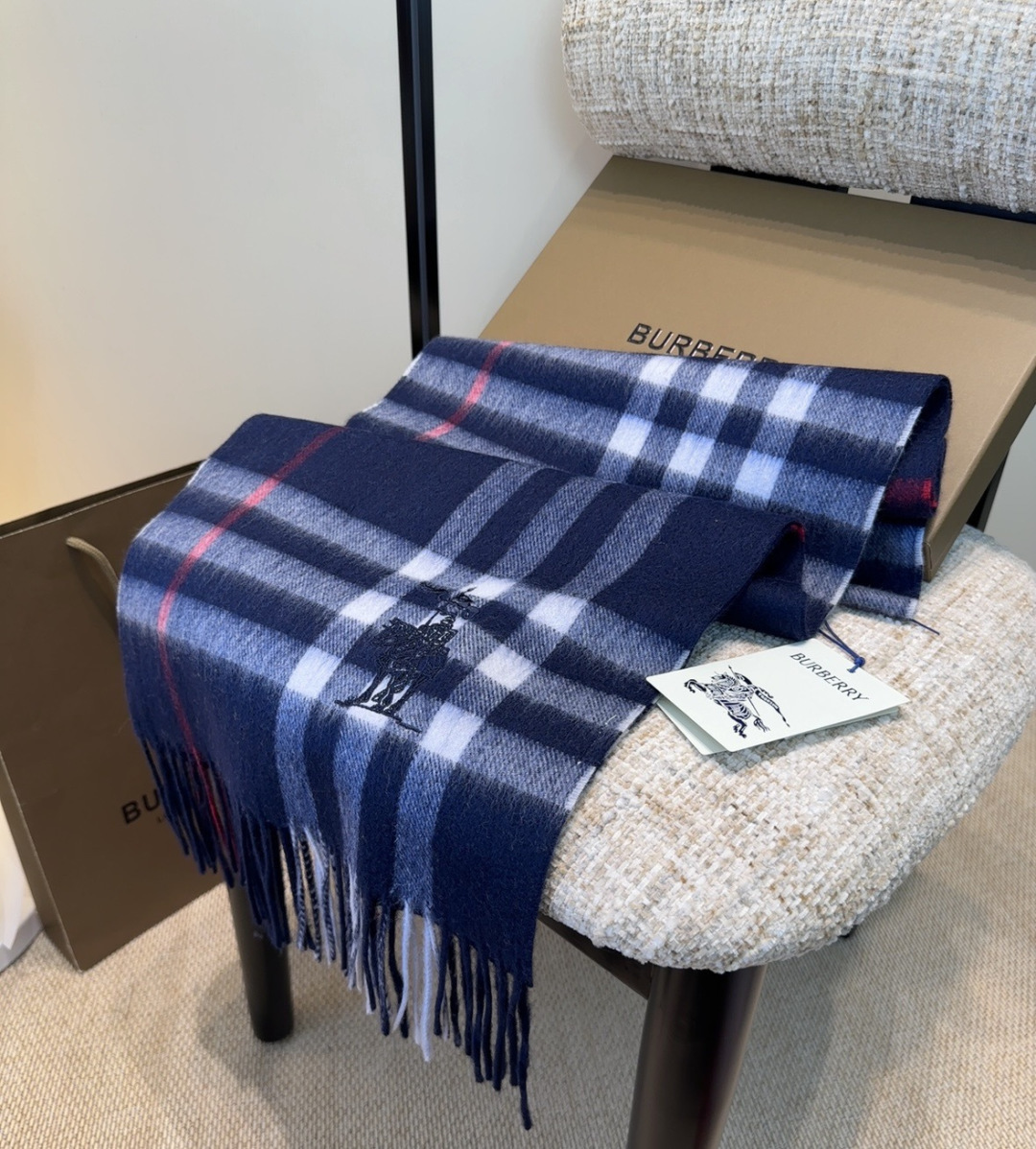 Burberry · 巴宝莉围巾❗️好看的要疯掉了，太有型太有魅力了❗️❗️非常斯文时尚的秋冬单品！真的