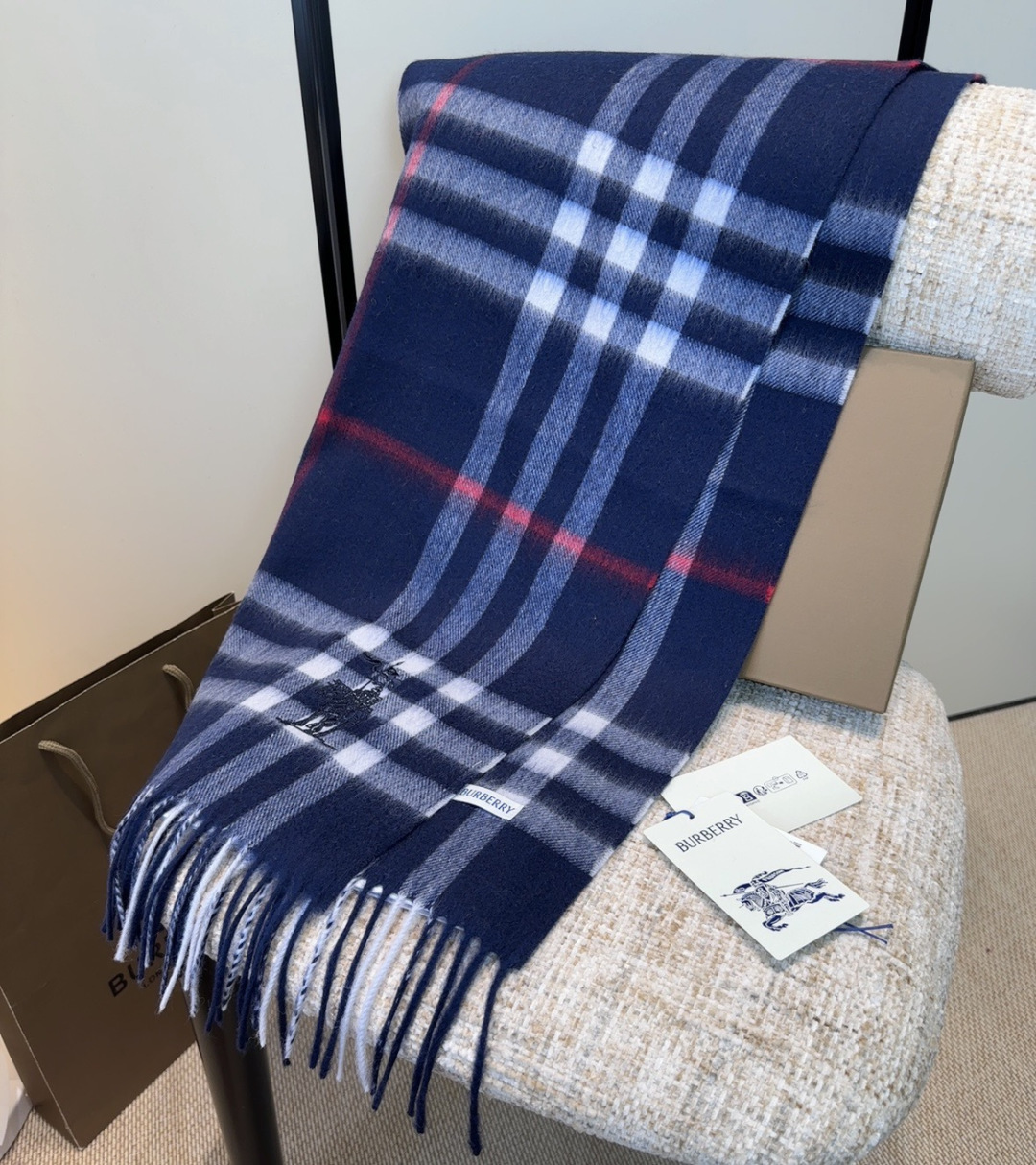 Burberry · 巴宝莉围巾❗️好看的要疯掉了，太有型太有魅力了❗️❗️非常斯文时尚的秋冬单品！真的