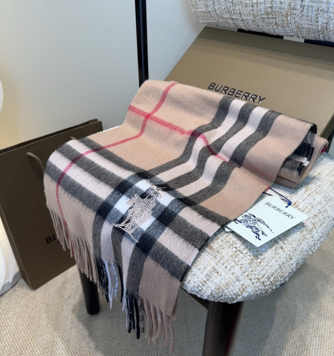 Burberry · 巴宝莉围巾❗️好看的要疯掉了，太有型太有魅力了❗️❗️非常斯文时尚的秋冬单品！真的