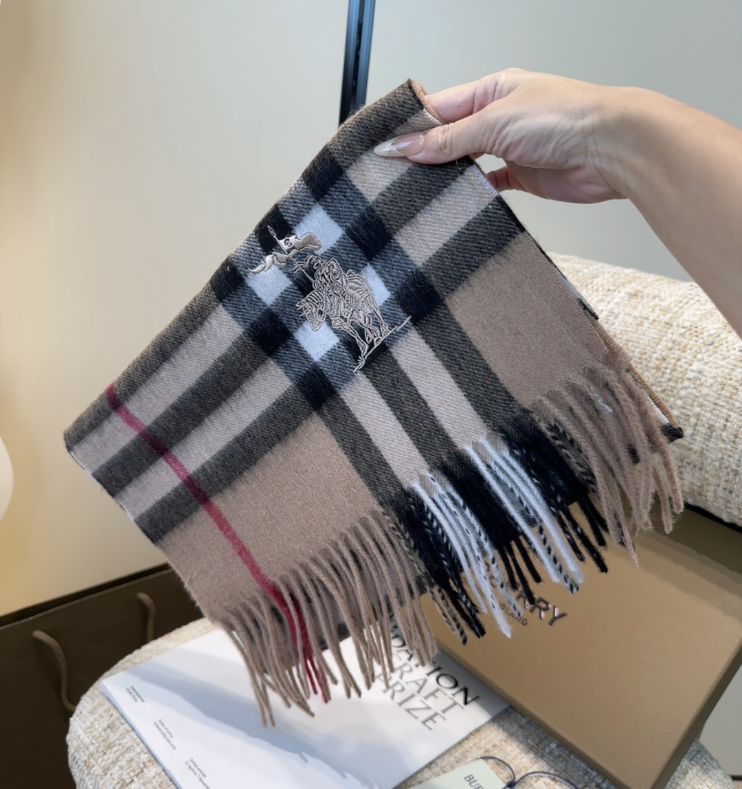 Burberry · 巴宝莉围巾❗️好看的要疯掉了，太有型太有魅力了❗️❗️非常斯文时尚的秋冬单品！真的