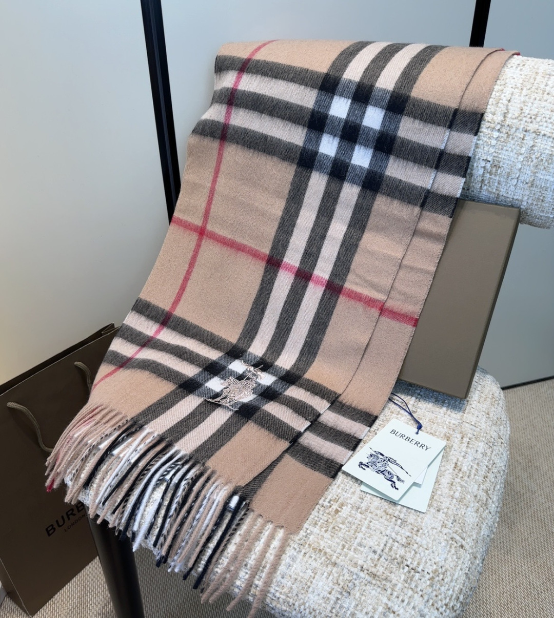 Burberry · 巴宝莉围巾❗️好看的要疯掉了，太有型太有魅力了❗️❗️非常斯文时尚的秋冬单品！真的