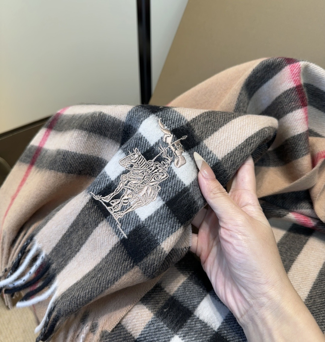 Burberry · 巴宝莉围巾❗️好看的要疯掉了，太有型太有魅力了❗️❗️非常斯文时尚的秋冬单品！真的