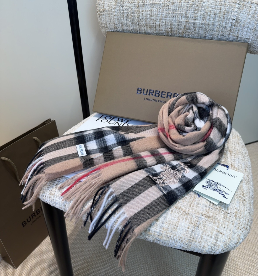 Burberry · 巴宝莉围巾❗️好看的要疯掉了，太有型太有魅力了❗️❗️非常斯文时尚的秋冬单品！真的