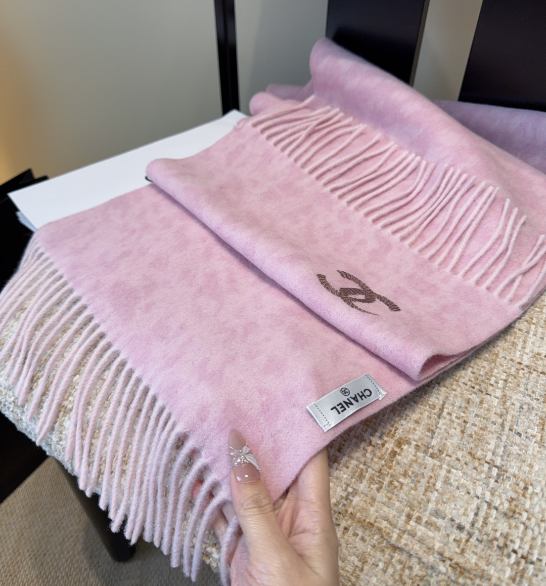 上新！2025秋冬香奈儿男女同款，同步，高端羊绒针织围巾！ 可正式，可随意，非常Classical的设计
