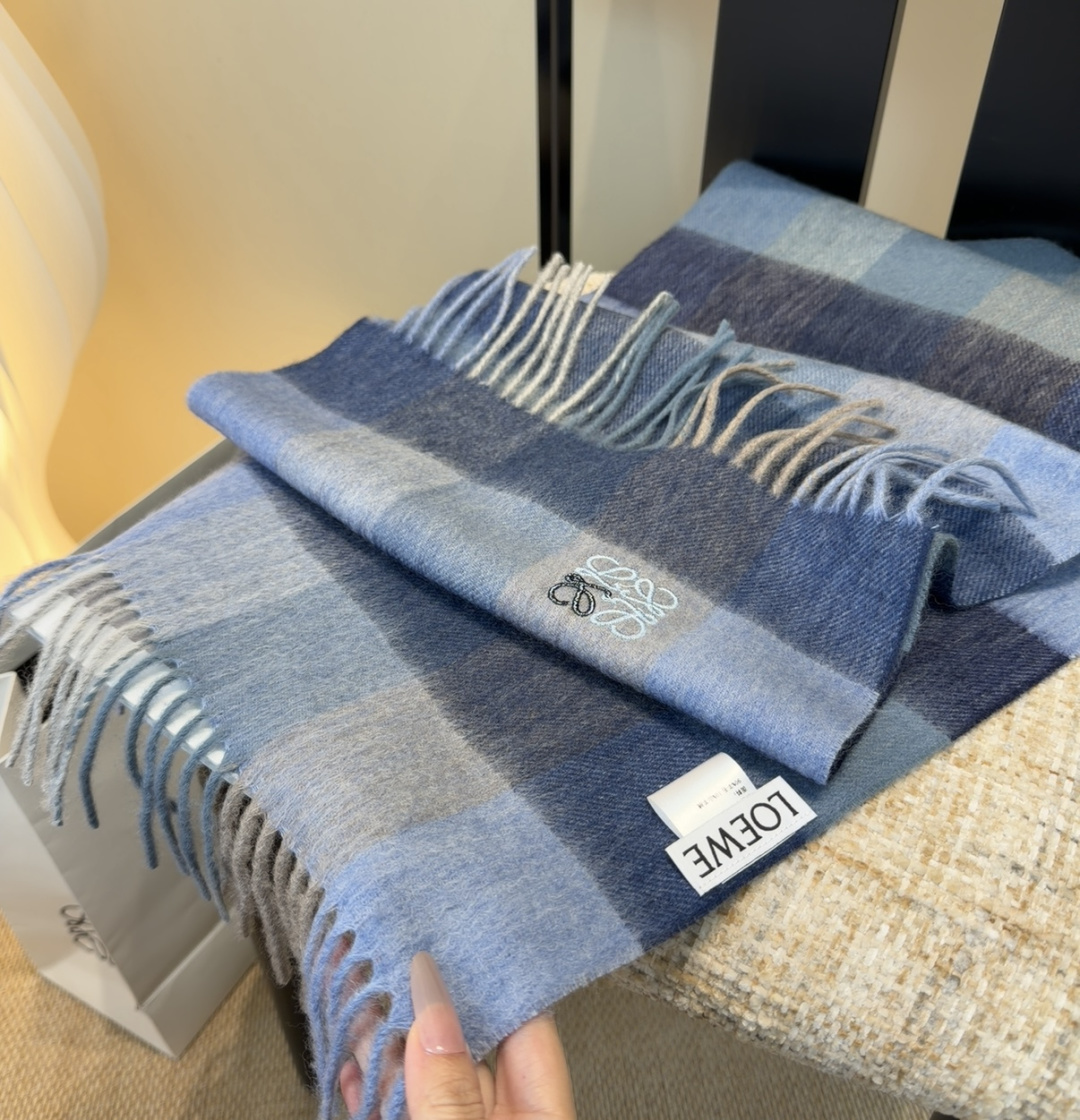 【▪Loewe · 罗意威难得一见的温柔配色，低调又不失优雅❗】重点推荐❗双面配色，一条围巾两种风格搭配