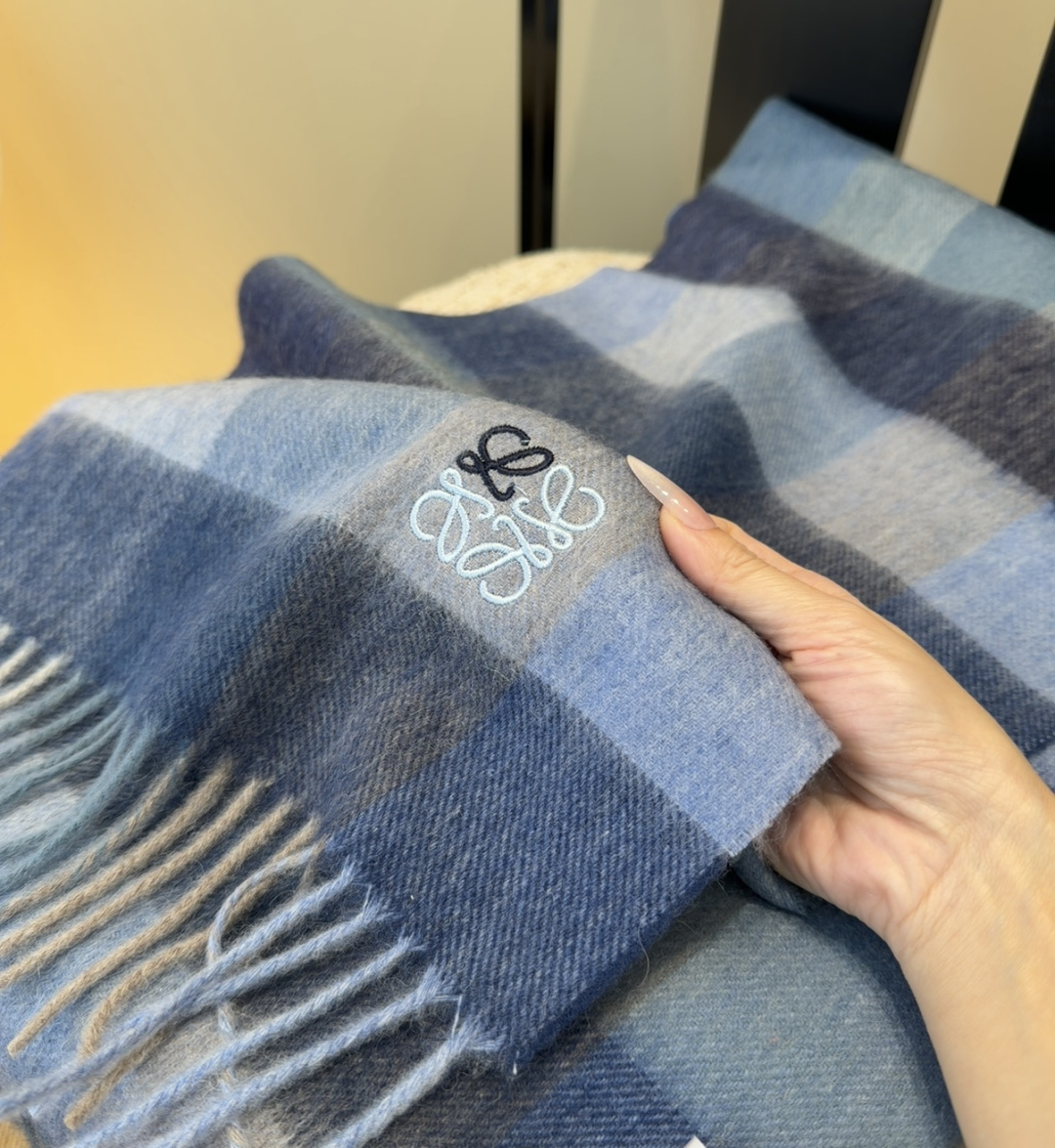 【▪Loewe · 罗意威难得一见的温柔配色，低调又不失优雅❗】重点推荐❗双面配色，一条围巾两种风格搭配