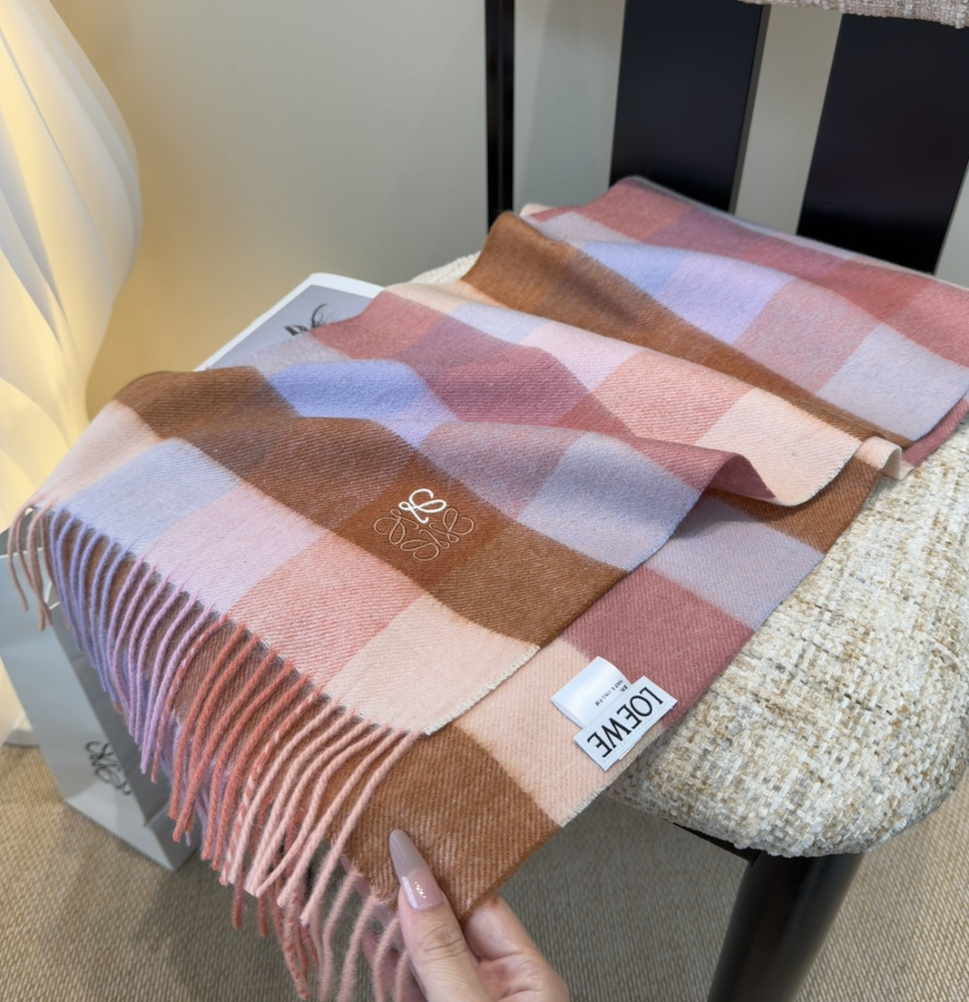 【▪Loewe · 罗意威难得一见的温柔配色，低调又不失优雅❗】重点推荐❗双面配色，一条围巾两种风格搭配