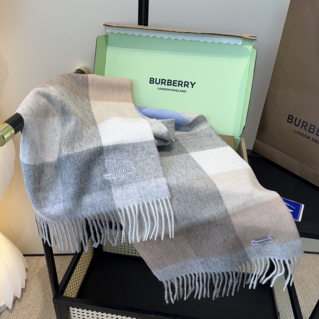 【▪️ 惊艳！披着围着都美的~让人过目不忘！！】巴宝莉这款出来的效果真的，一秒美晕！！太有设计感了，太美