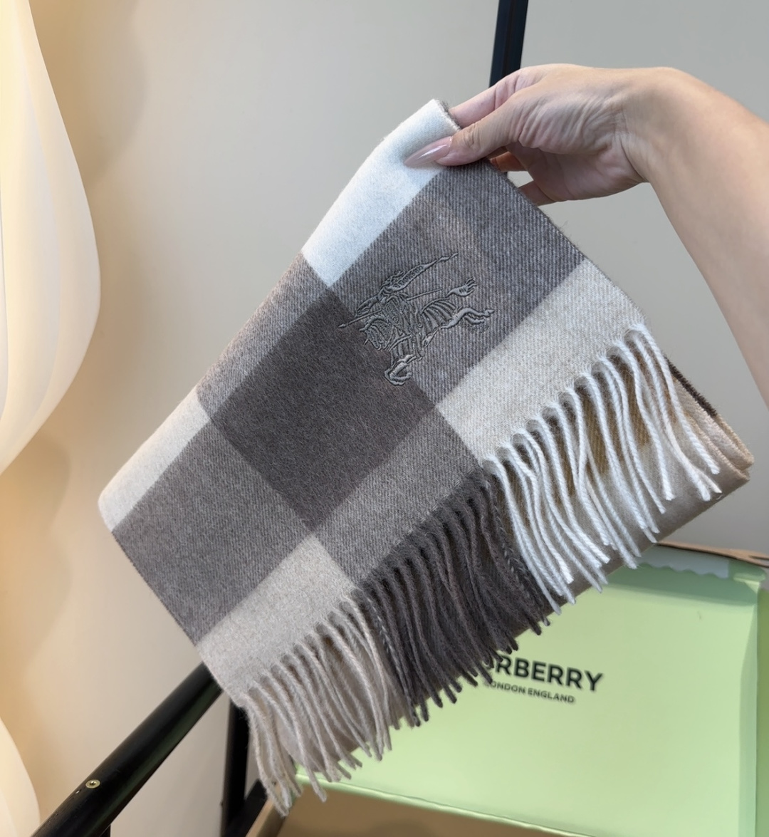 【▪️ 惊艳！披着围着都美的~让人过目不忘！！】巴宝莉这款出来的效果真的，一秒美晕！！太有设计感了，太美