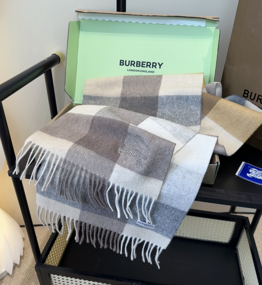 【▪️ 惊艳！披着围着都美的~让人过目不忘！！】巴宝莉这款出来的效果真的，一秒美晕！！太有设计感了，太美