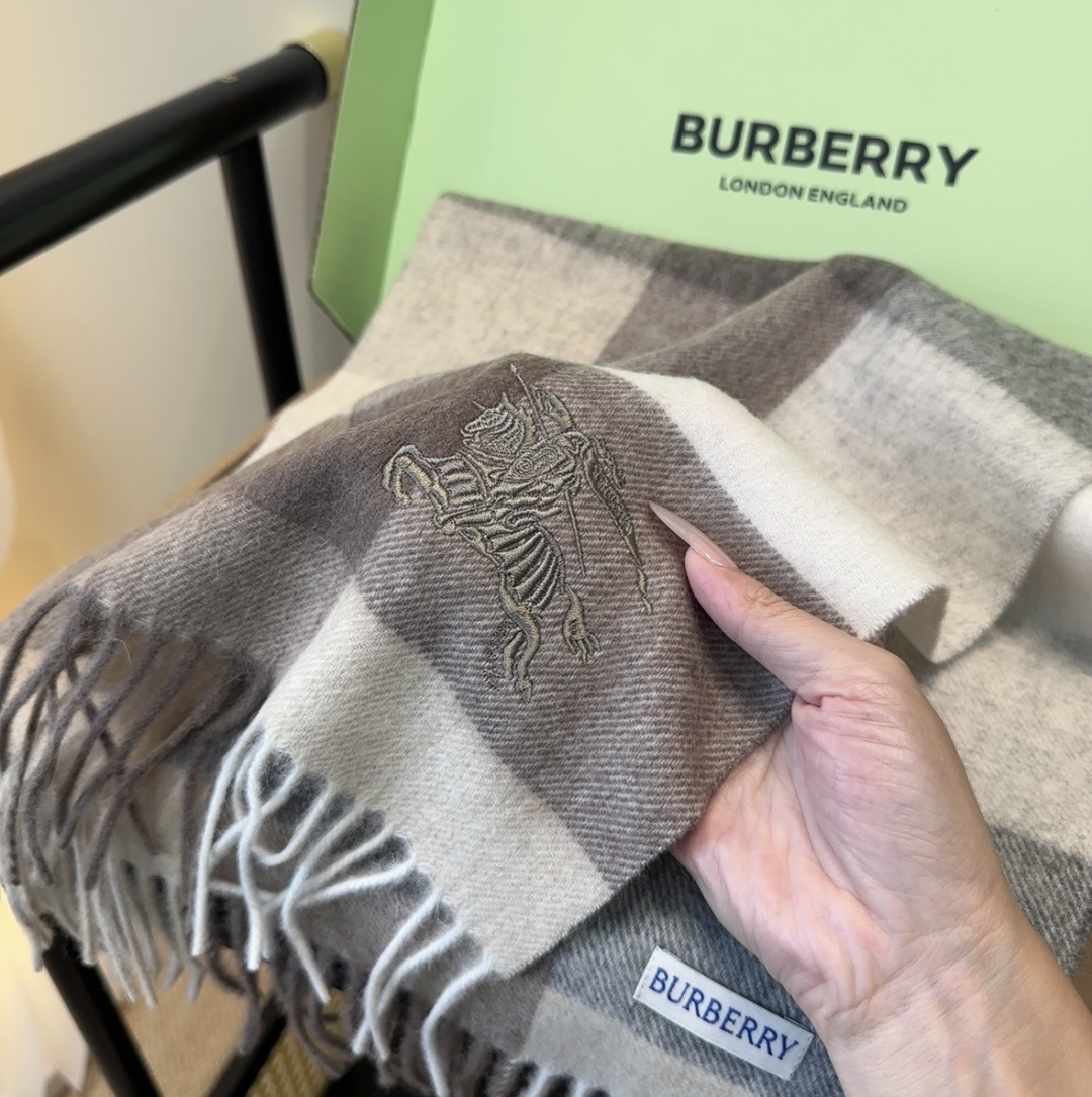 【▪️ 惊艳！披着围着都美的~让人过目不忘！！】巴宝莉这款出来的效果真的，一秒美晕！！太有设计感了，太美