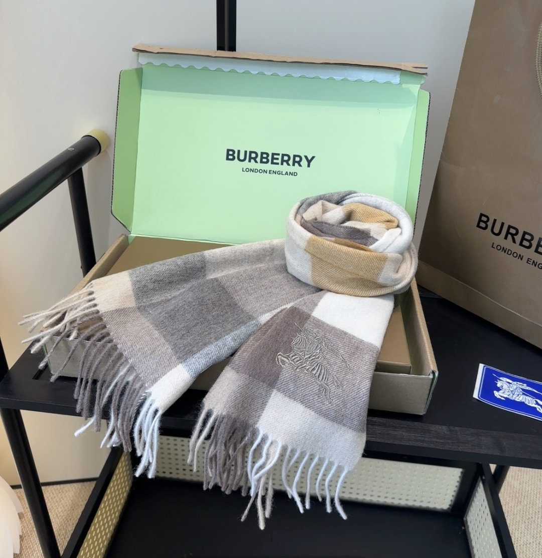 【▪️ 惊艳！披着围着都美的~让人过目不忘！！】巴宝莉这款出来的效果真的，一秒美晕！！太有设计感了，太美