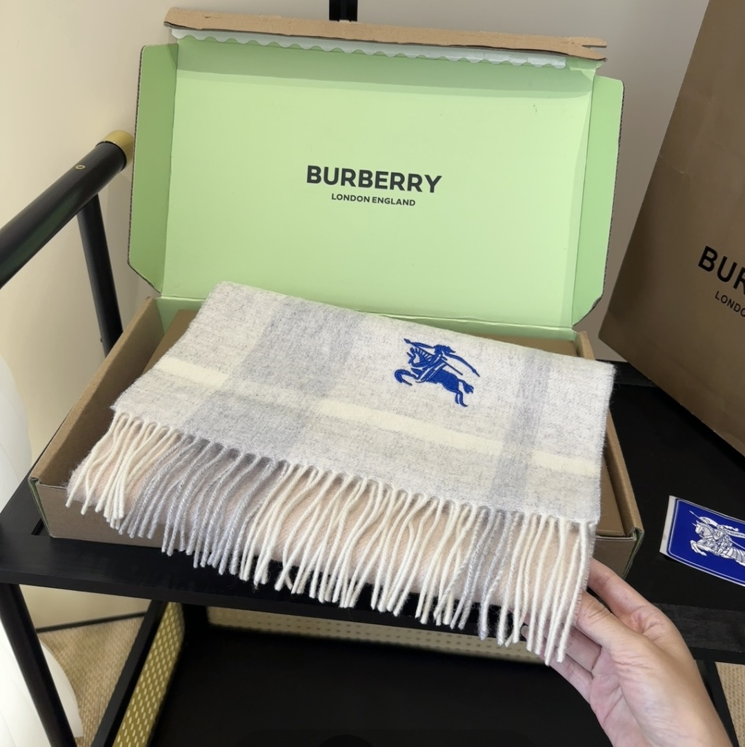 Burberry · 巴宝莉围巾❗️好看的要疯掉了，太有型太有魅力了❗️❗️非常斯文时尚的秋冬单品！真的