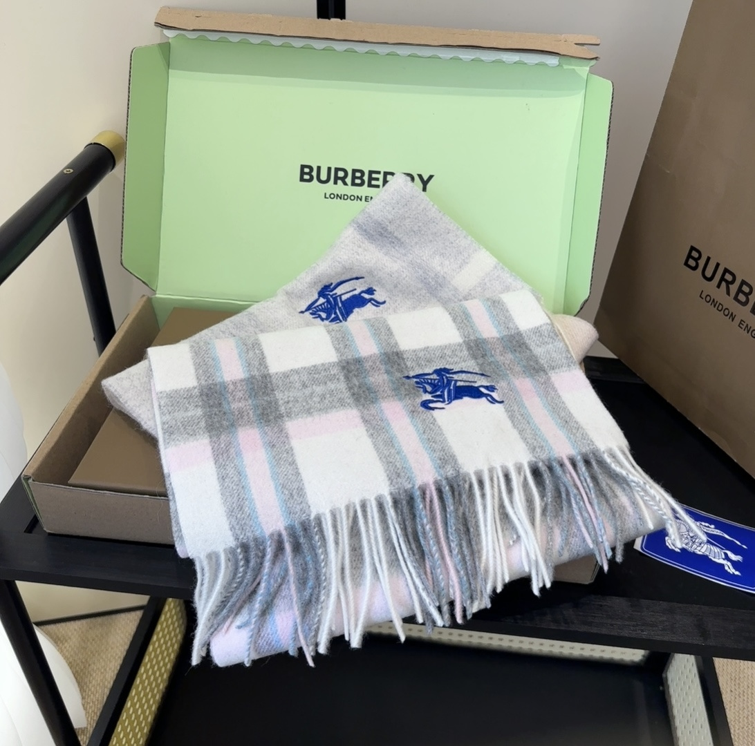 Burberry · 巴宝莉围巾❗️好看的要疯掉了，太有型太有魅力了❗️❗️非常斯文时尚的秋冬单品！真的