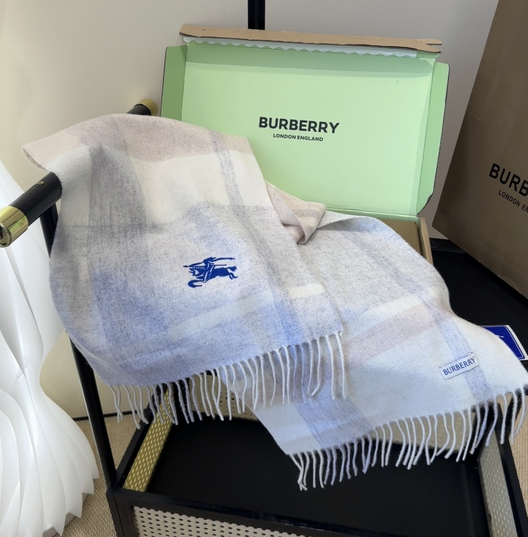 Burberry · 巴宝莉围巾❗️好看的要疯掉了，太有型太有魅力了❗️❗️非常斯文时尚的秋冬单品！真的
