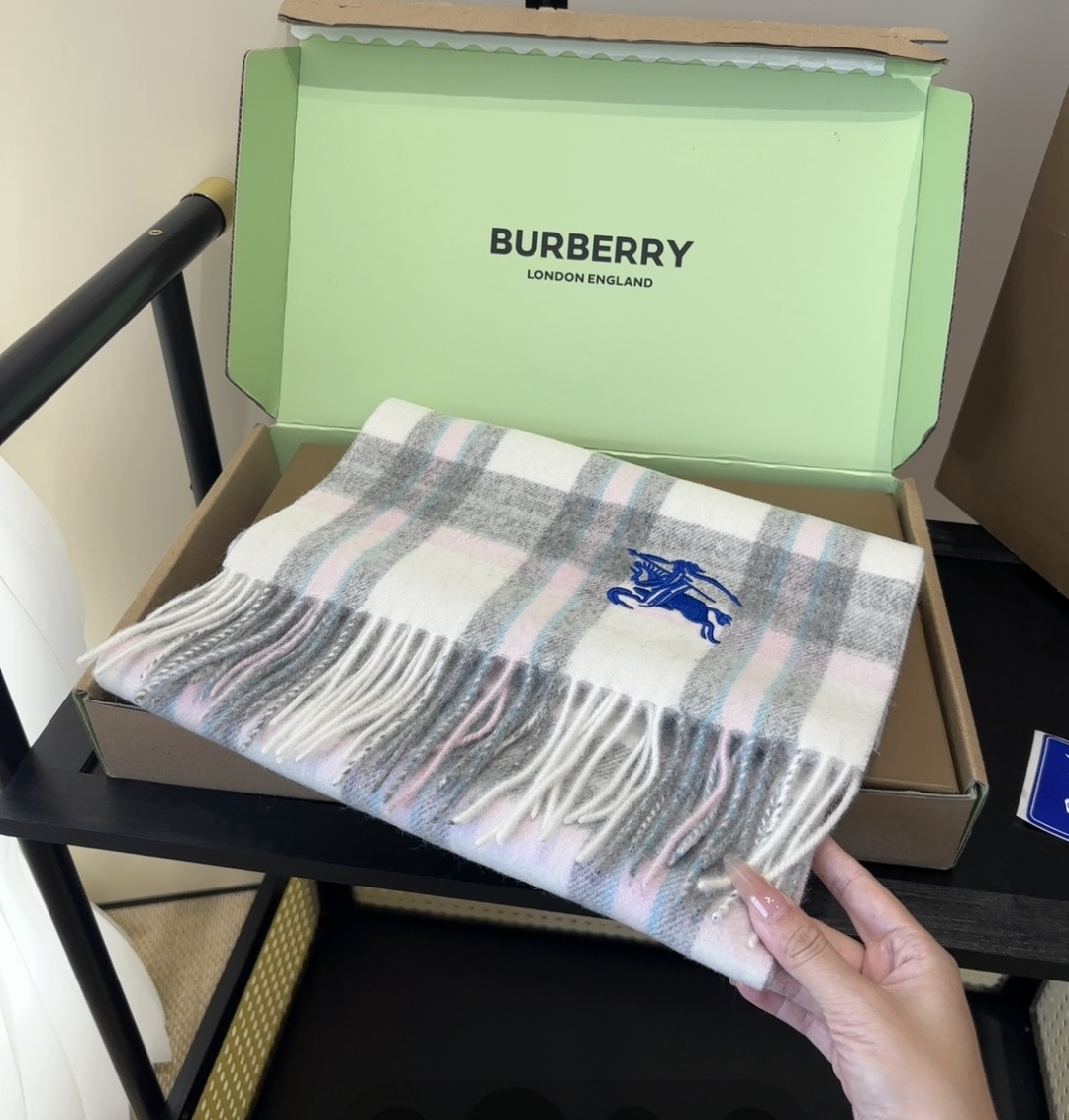 Burberry · 巴宝莉围巾❗️好看的要疯掉了，太有型太有魅力了❗️❗️非常斯文时尚的秋冬单品！真的