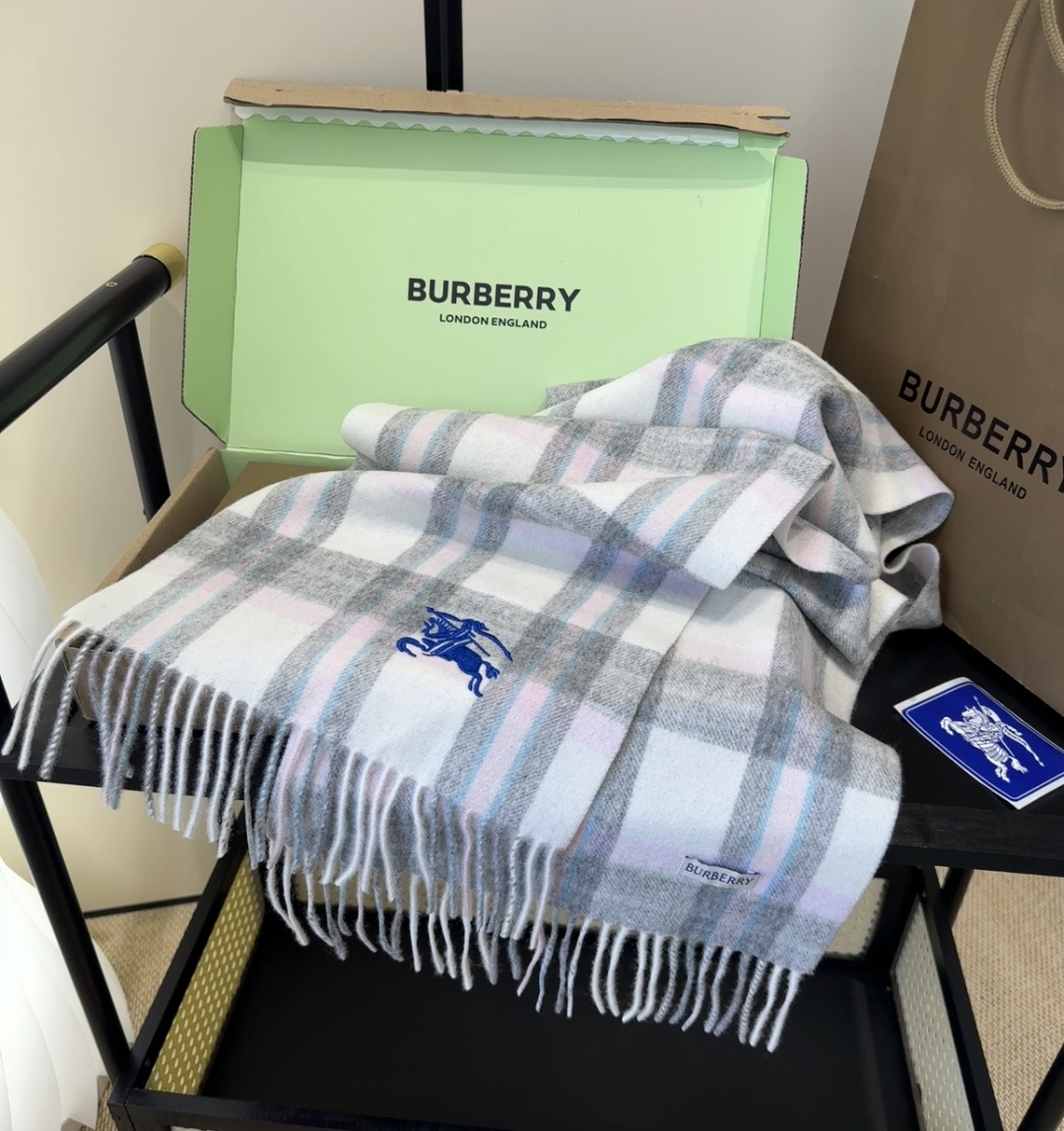 Burberry · 巴宝莉围巾❗️好看的要疯掉了，太有型太有魅力了❗️❗️非常斯文时尚的秋冬单品！真的