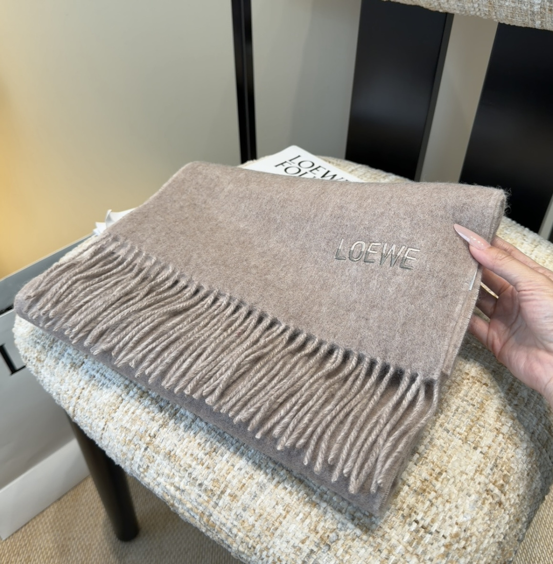 【▪Loewe · 罗意威难得一见的温柔配色，低调又不失优雅❗】重点推荐❗双面配色，一条围巾两种风格搭配